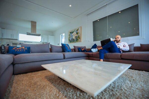 Tarik Soussi, fondateur de Manara Stay, dans un salon contemporain à Tanger