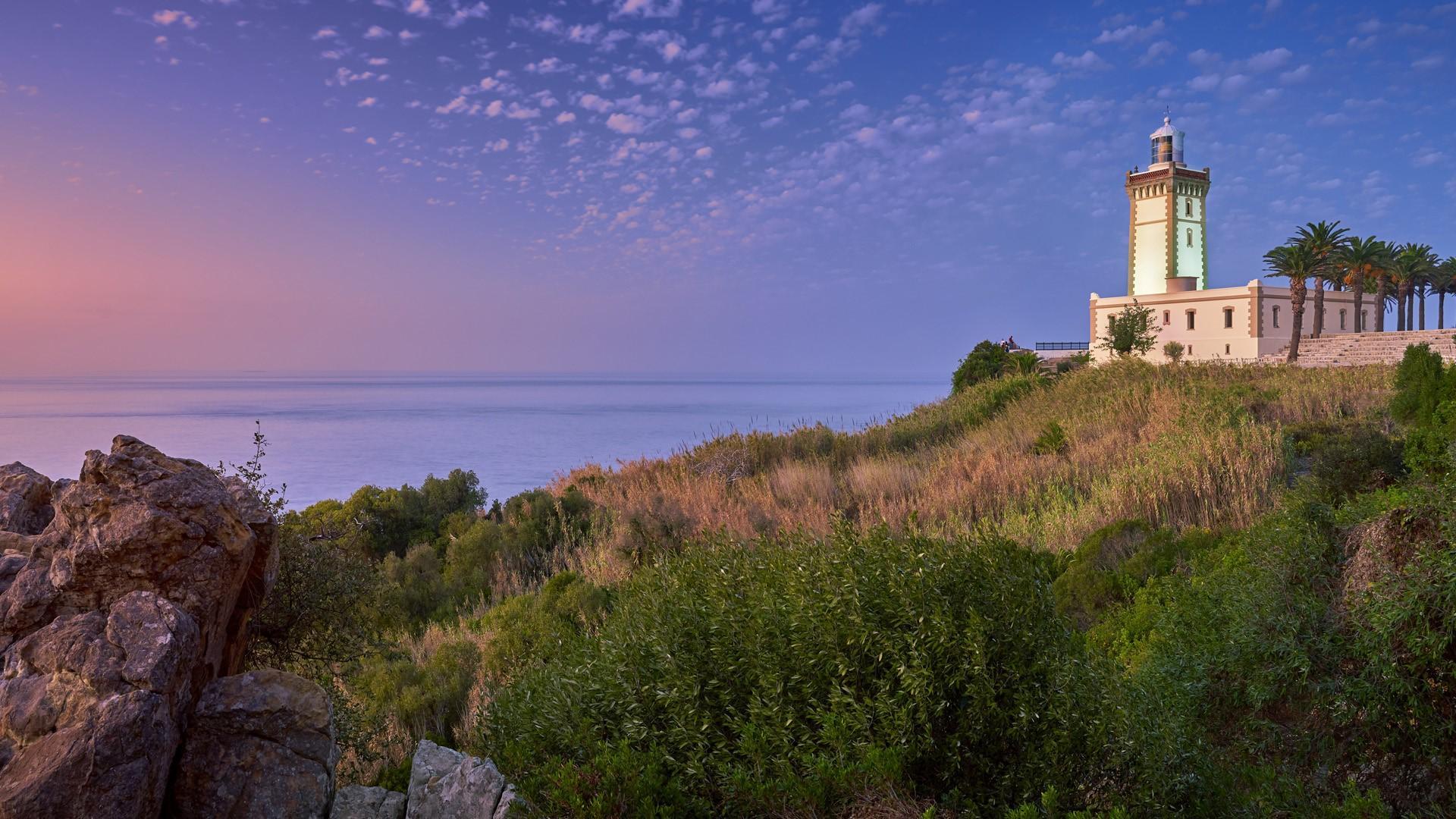 Phare au-dessus de la mer, lumière du soir à Tanger