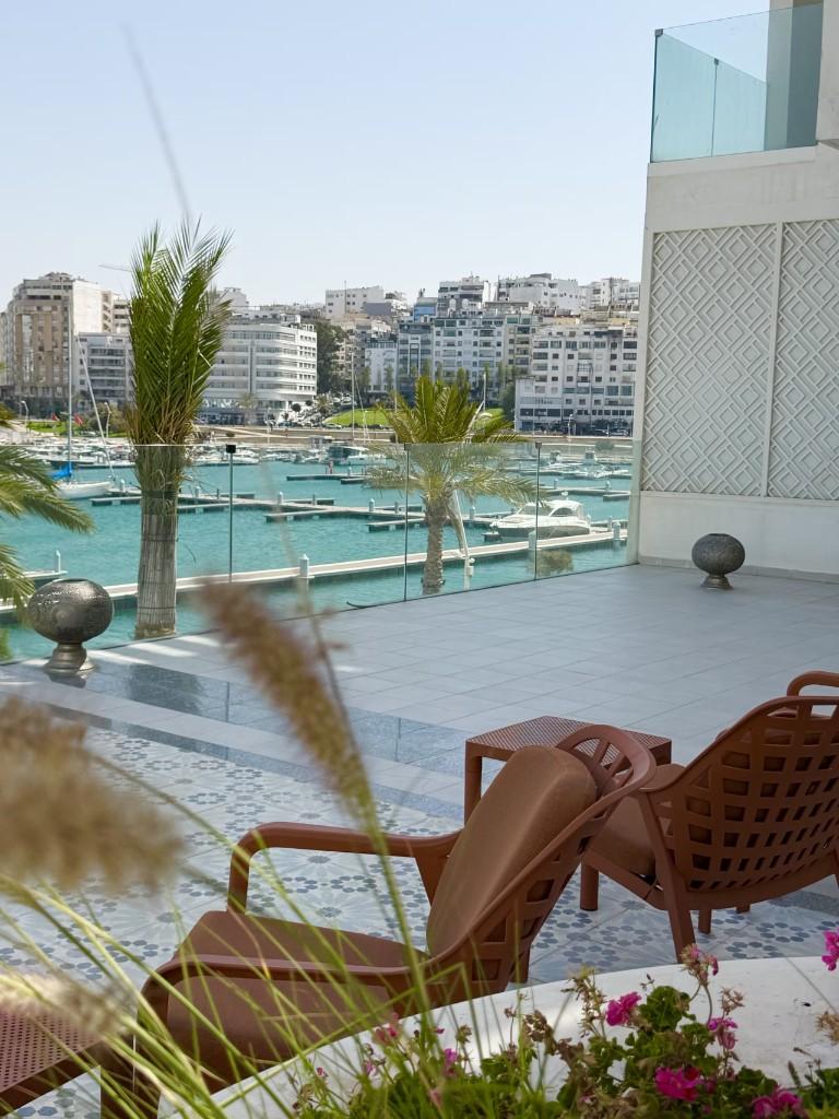 Terrasse sur le port de Tanger, mise en valeur d'un logement